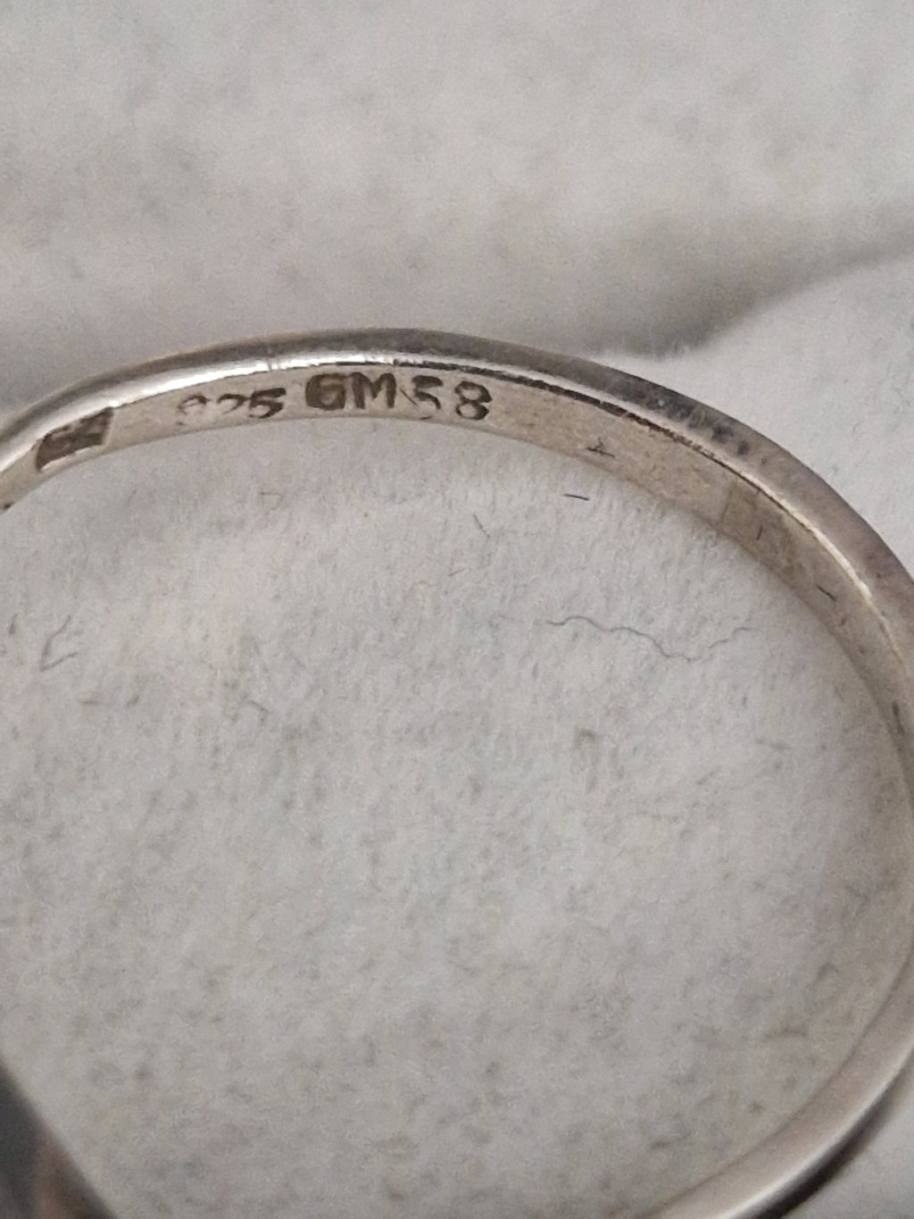 A Beautiful Solid Silver 925 Hallmarked Ring. Size Q