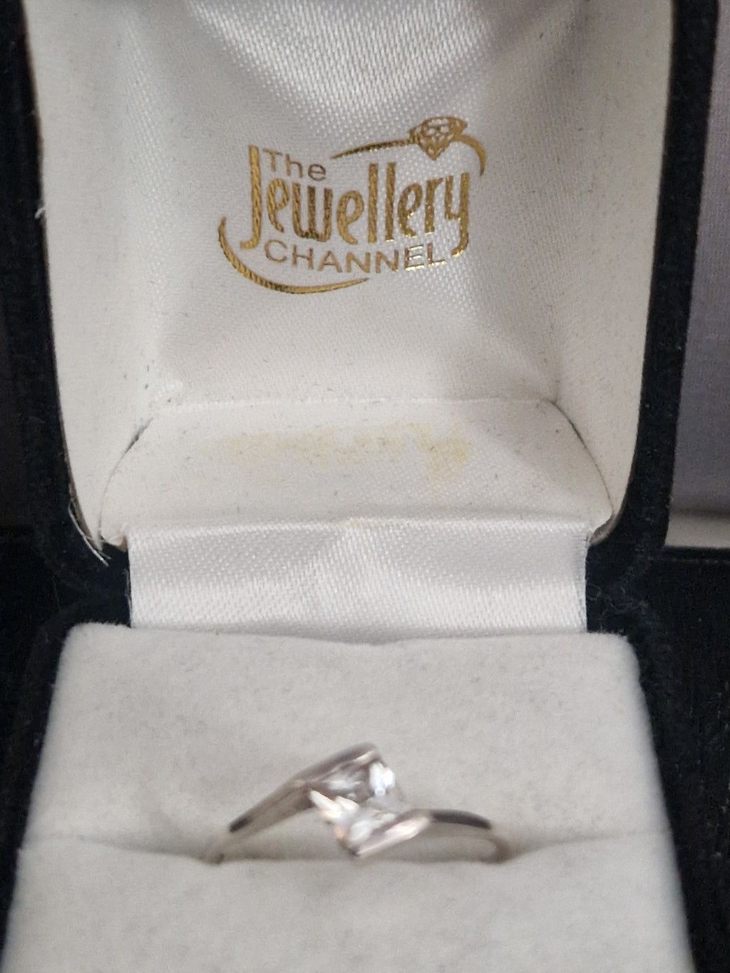 A Beautiful Solid Silver 925 Hallmarked Ring. Size Q