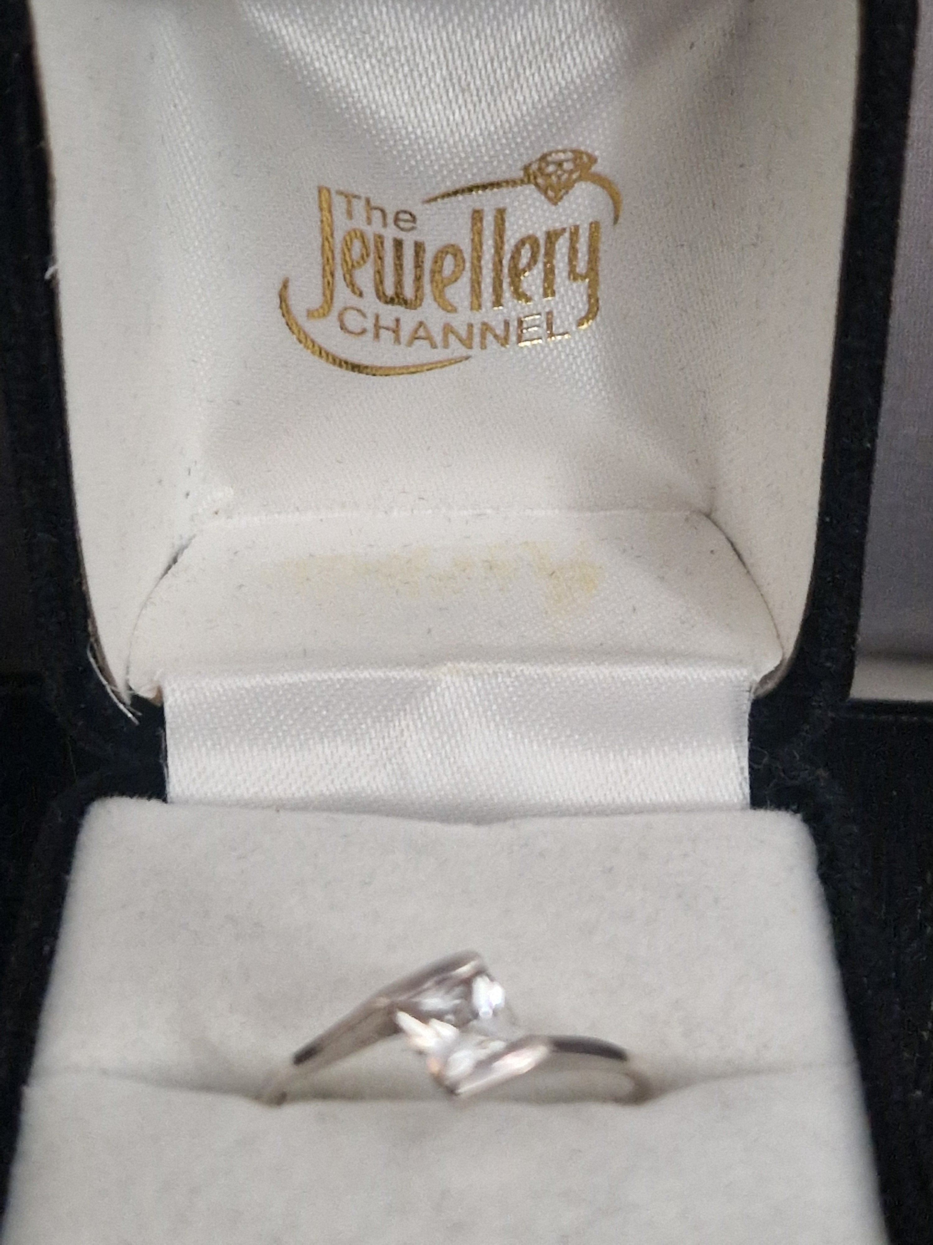 A Beautiful Solid Silver 925 Hallmarked Ring. Size Q