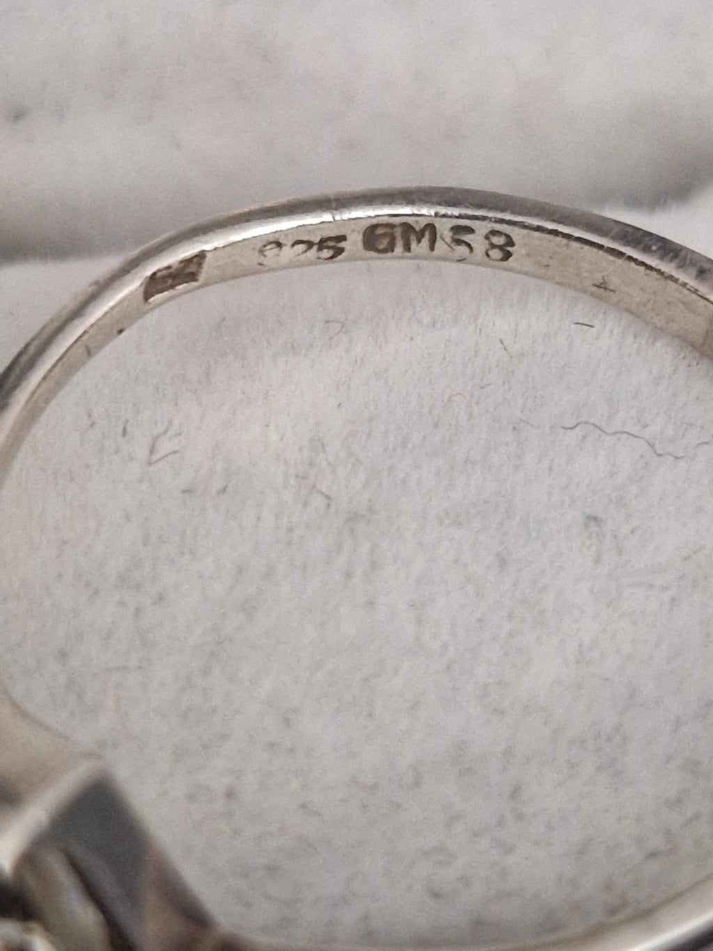 A Beautiful Solid Silver 925 Hallmarked Ring. Size Q