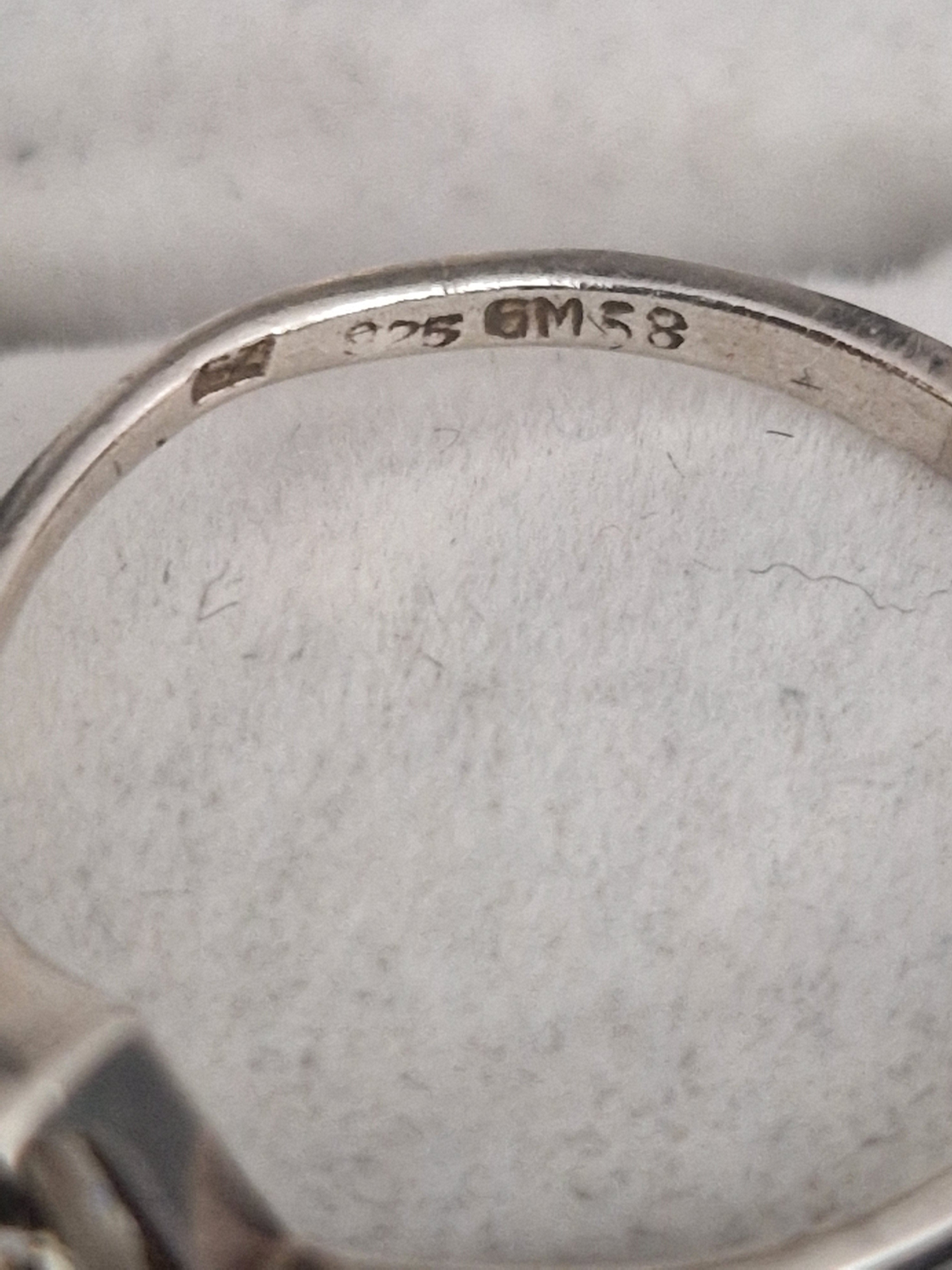 A Beautiful Solid Silver 925 Hallmarked Ring. Size Q