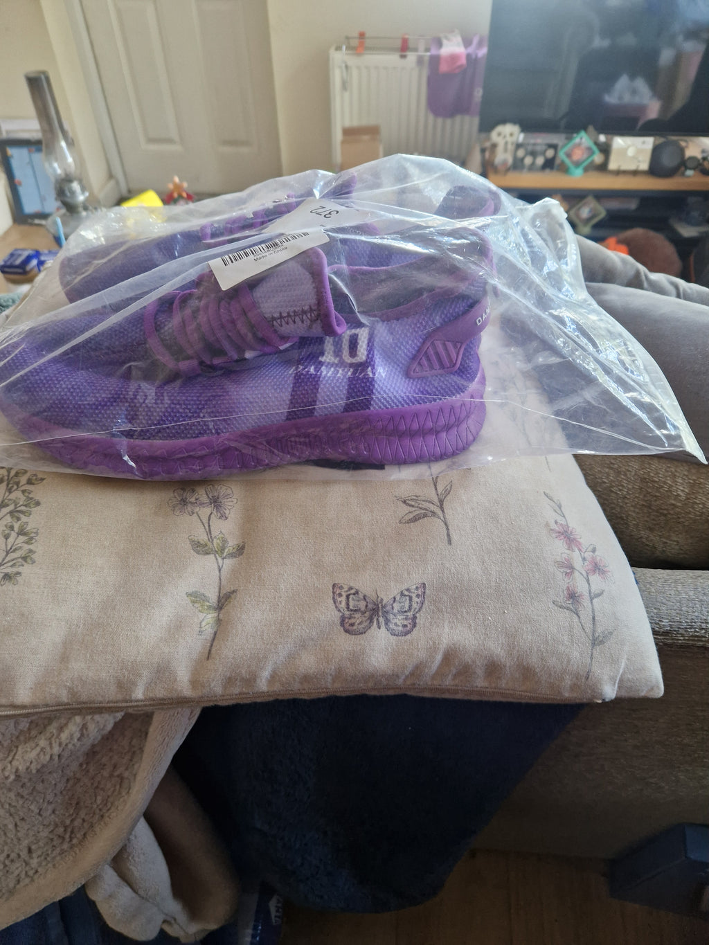 A Brandnew purple pair of size 42/ UK 7.5 Trainers.