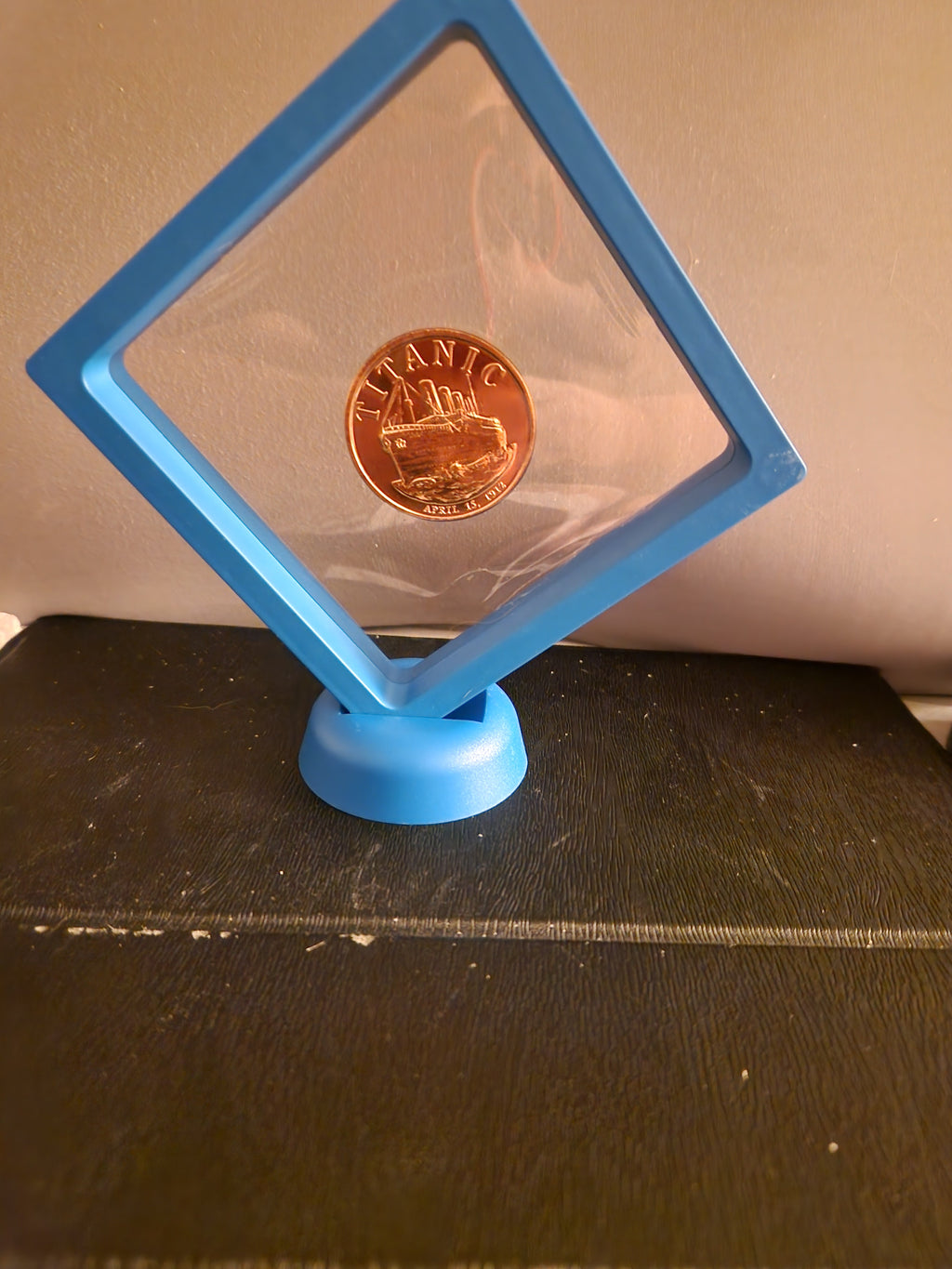 1oz pure fine Copper Coin in a lovely display Case. With the titanic print.
