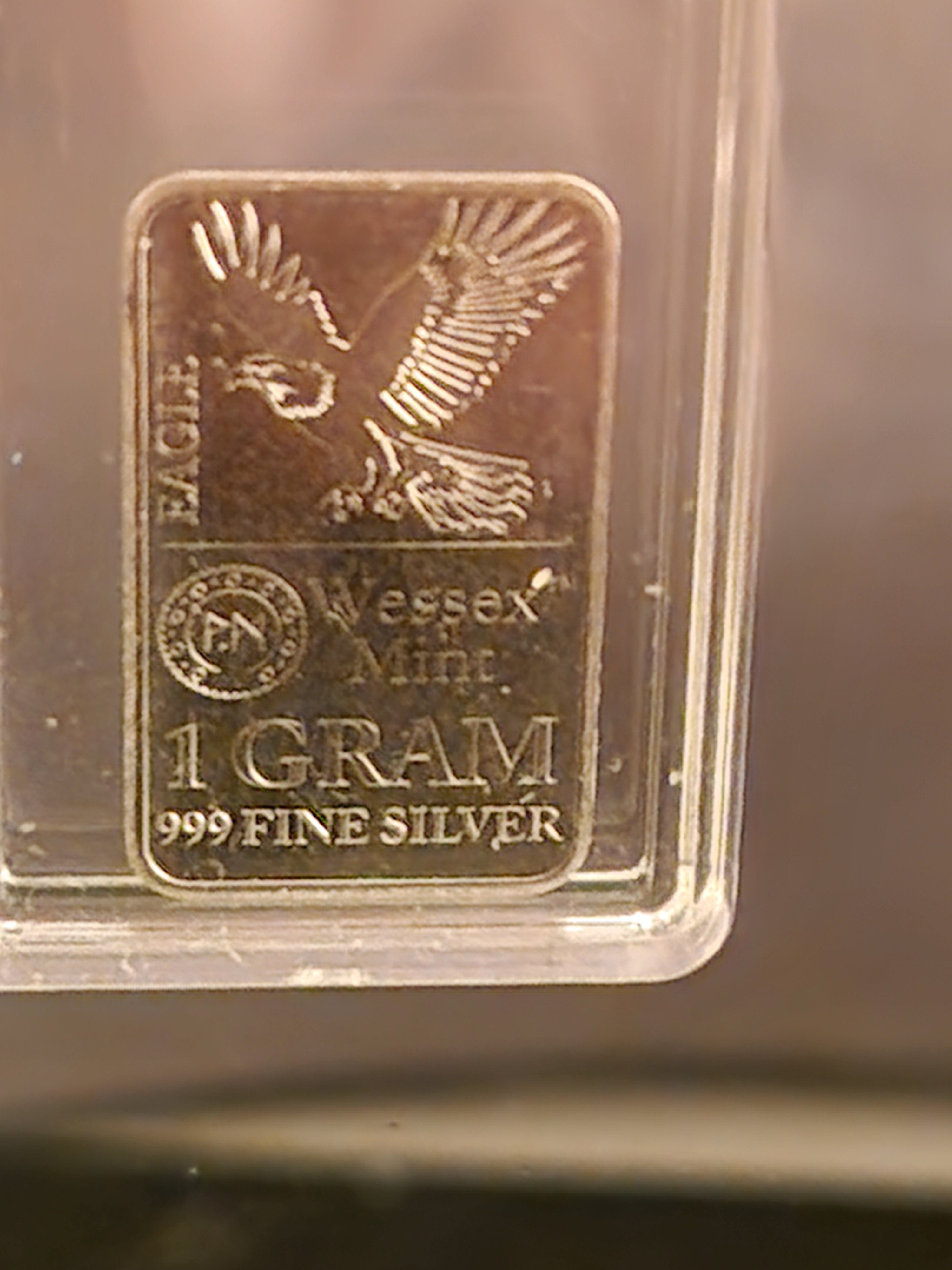 1 Gram of 999 Pure Fine Wessex Mint Eagle Print Silver.  In a lovely display frame.