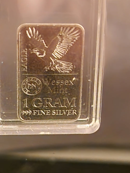 1 Gram of 999 Pure Fine Wessex Mint Eagle Print Silver.  In a lovely display frame.