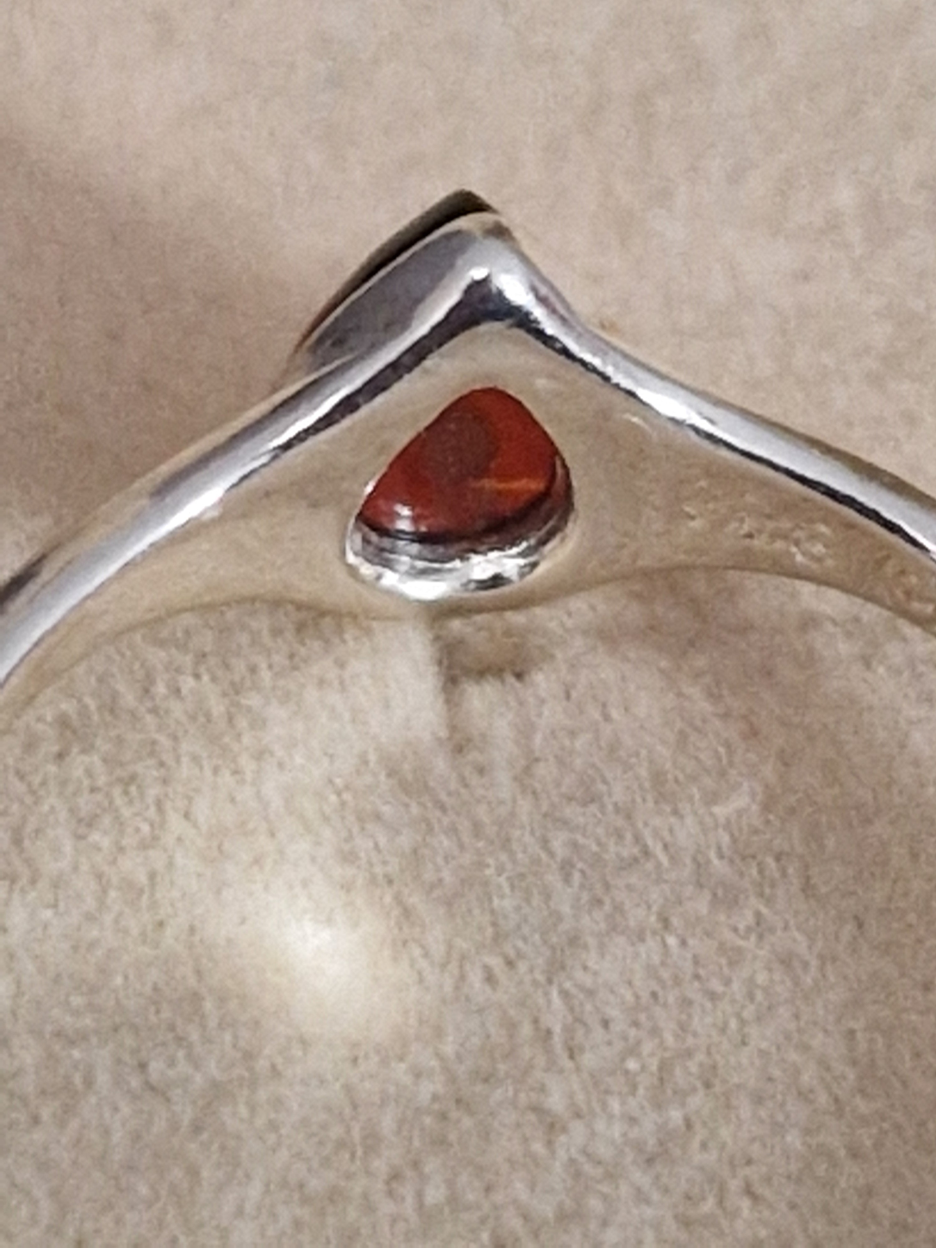 A Beautiful 925 Hallmarked Silver Ring. With a Amber insert. Size Q.
