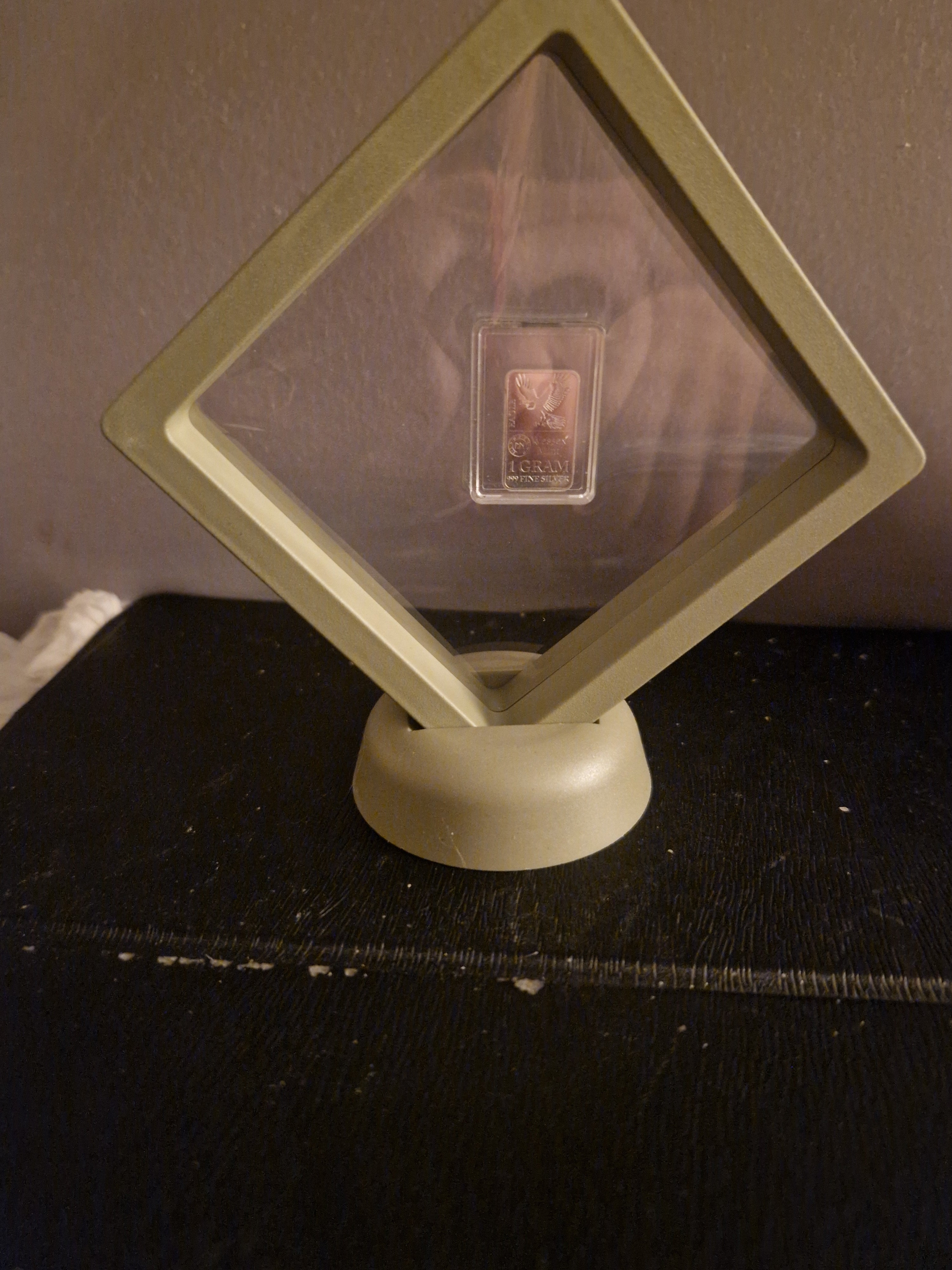 1 Gram of 999 Pure Fine Wessex Mint Eagle Print Silver.  In a lovely display frame.