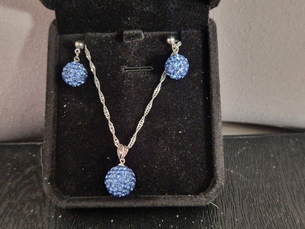 A Beautiful Hallmarked 925 Silver Necklace and Stud Earrings Set.