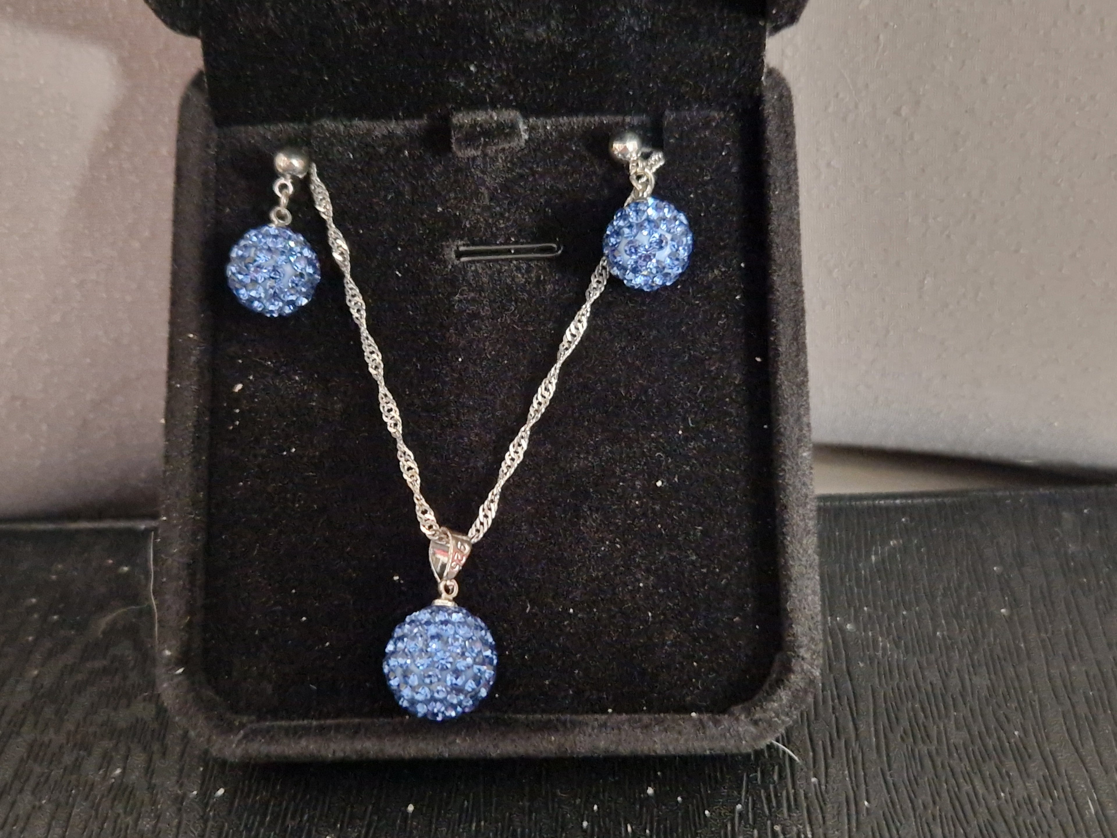 A Beautiful Hallmarked 925 Silver Necklace and Stud Earrings Set.