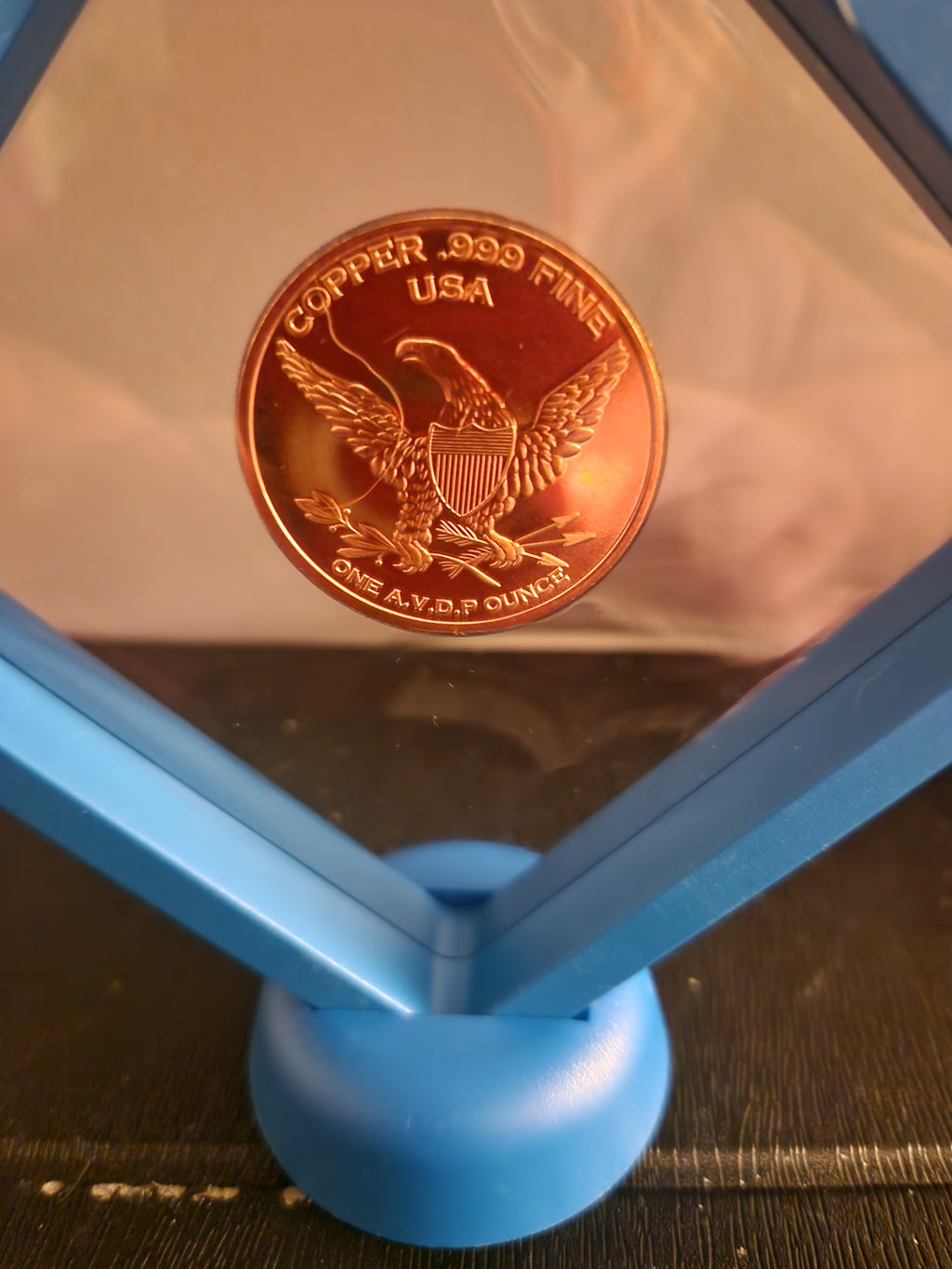1oz pure fine Copper Coin in a lovely display Case. With the titanic print.